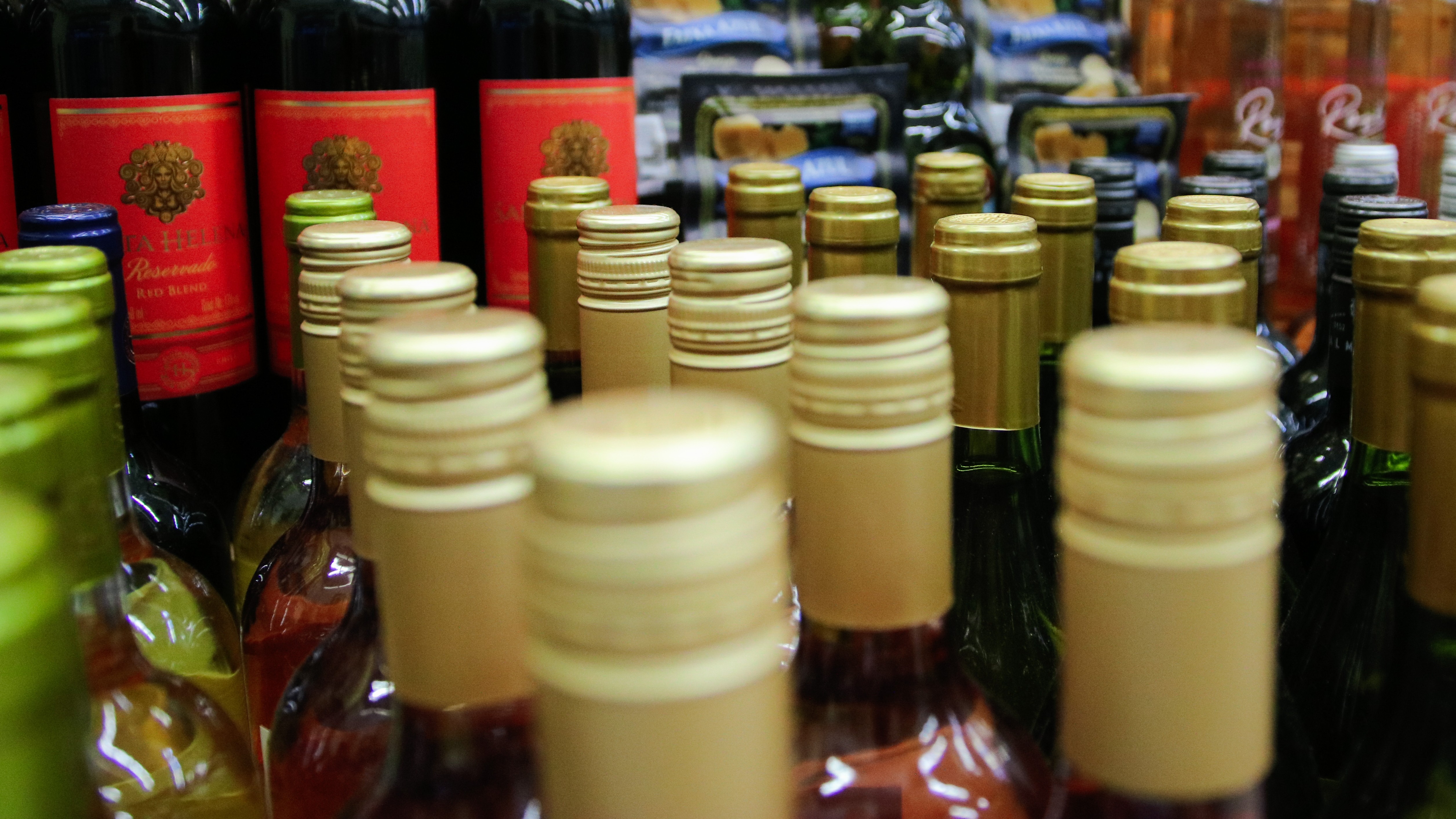 prateleira de garrafas de vinho 